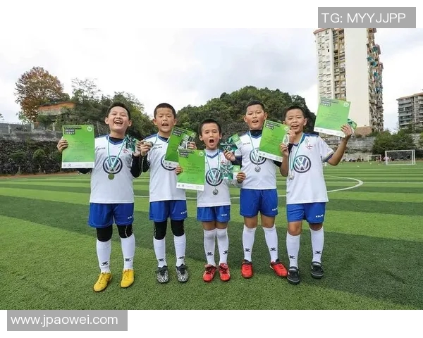 书包上的足球明星贴纸如何激励孩子们追逐梦想与运动热情