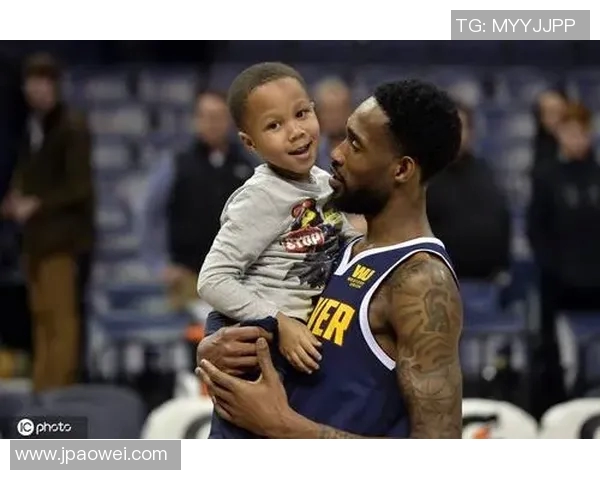 小萌娃与足球明星亲密互动瞬间感动全场的温馨时刻